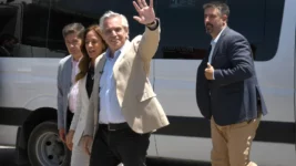 Gritos e insultos: así fue el incómodo momento de Alberto Fernández en su visita a Miramar