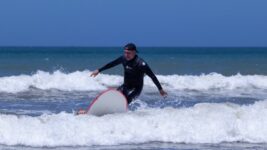 Debate sobre los riesgos de la campaña milenial: Larreta ahora posó como surfer «con rueditas», tras la foto de «ABL Road»