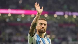 El Papu Gómez se tatuó al Dibu Martínez y enloqueció a los hinchas de la Selección argentina: “Para siempre”