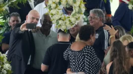 Gianni Infantino se sacó una selfie a metros del ataúd con el cuerpo de Pelé y estallaron las críticas