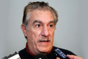 zzzznacp2
NOTICIAS ARGENTINAS
BAIRES, JUNIO 6:Federico Storani habla con la prensa esta noche en su búnker, ubicado en
Callao 58.FOTO NA:DAMIAN DOPACIO.zzzz