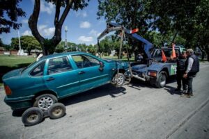 Retiraron en Villa Lourdes un auto abandonado que era usado como punto de venta de drogas