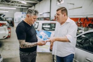 La Municipalidad continúa entregando botones de alerta en comercios de la ciudad