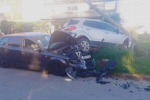 Chocó un auto estacionado y terminó incrustado contra un poste de luz