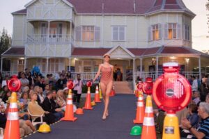 La Cámara de Ferreteros realizó en Villa Victoria su desfile “Magia ferretera”