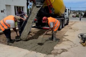 Ejecutan obras de pavimentación en distintos barrios de la ciudad
