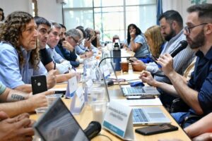 Estatales bonaerenses exigen a Kicillof que cumpla con iniciar las paritarias 2023