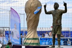 Se exhibe en Punta Mogotes la primera estatua del mundo a Lionel Messi