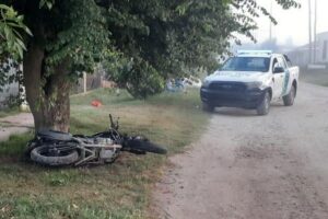 Internaron a un motociclista que chocó contra un árbol