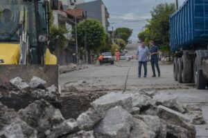 Avanza la reparación de pavimentos en tres barrios de la ciudad