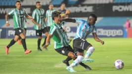 Racing empató ante Racing de Montevideo con un penal errado de Moralez