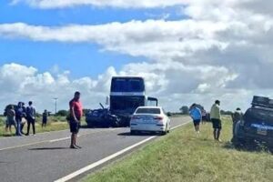 Ruta 11: dos muertos en el choque entre un auto y un micro de larga distancia