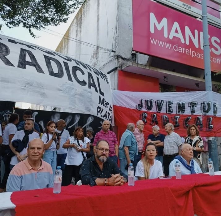 Abad les cerró el comité radical a opositores partidarios: la tribuna en la calle