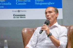 Alconada Mon presentó “La ciudad de las ranas” en el marco de “Verano Planeta”