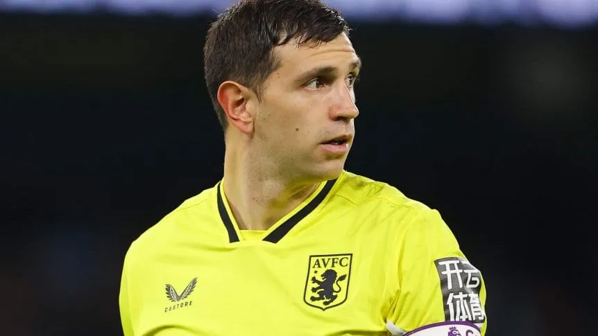 Aston Villa escuchará oferta por Dibu Martínez en el próximo mercado de pases