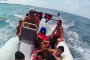 Guardavidas rescataron a una familia arrastrada por la corriente 100 metros mar adentro