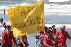 Guardavidas amenazan con un paro si no les brindan mejores condiciones de trabajo