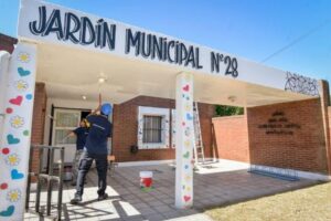 Antes del comienzo de las clases reacondicionan establecimientos educativos municipales