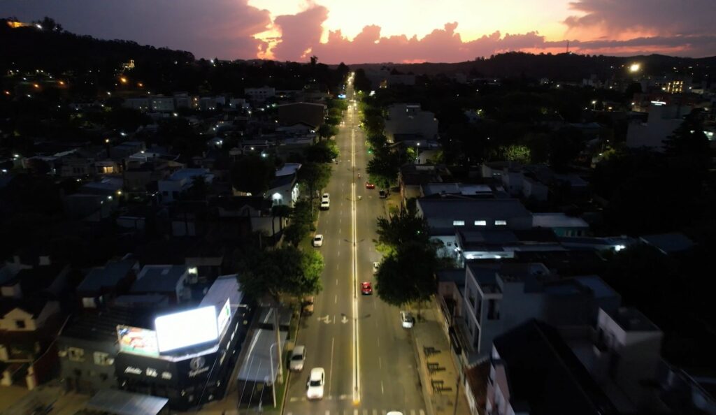 Se completó nuevo tramo de iluminación del separador central en la avenida Avellaneda de Tandil