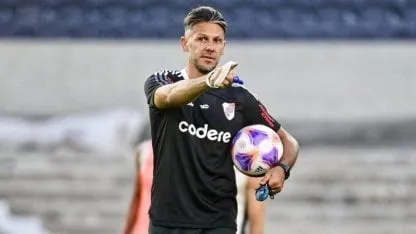 Un River complicado pero con estadio nuevo recibe a Argentinos