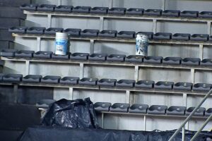 Las lluvias desnudaron la realidad del Polideportivo: tachos para contener las goteras