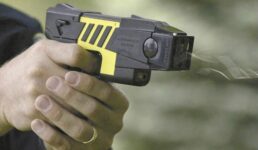 Amnistía Internacional recomendó que se suspenda la compra de las pistolas taser