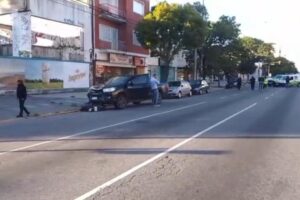 Un turista cruzó un semáforo en rojo, atropelló a una motociclista, quiso huir y coimear a la Policía