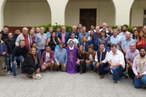 Con el desafío de superar la “grieta”, el obispo Mestre realizó un retiro para políticos y dirigentes