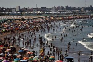 Destacan la regularización del servicio de venta ambulante en playas de Punta Mogotes
