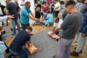 Capacitaron en emergencias al personal y entregaron desfibriladores del Auditorium