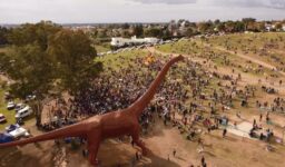 Tandil: En el Parque del Origen se inauguró el Argentinosaurus