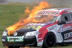 Se prendió fuego el auto de competición del hermano del “Dibu” Martínez