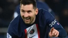 El golazo de Messi para PSG en medio del clima hostil