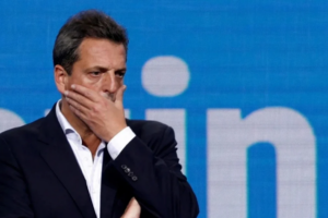 El dólar blue rozó los $ 500 y Massa rediscutirá el acuerdo con el FMI para intervenir en el mercado cambiario