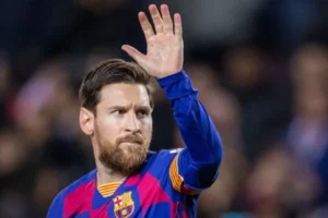 Fue subastada la servilleta en la que Messi firmó su primer contrato profesional