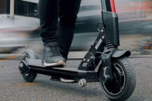 Presentan proyecto para regular el uso de monopatines eléctricos