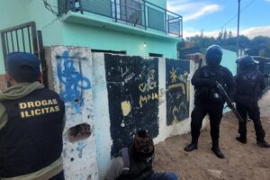 Mega-operativo antidrogas en el barrio Libertad: clausuran puntos de venta y logran cinco detenciones