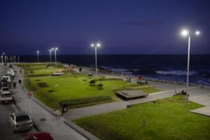Repotenciaron la iluminación del Paseo Punta Iglesias con lámparas LED