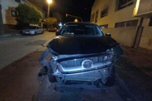 Iban en una camioneta robada, se fugaron, chocaron varios vehículos y fueron detenidos
