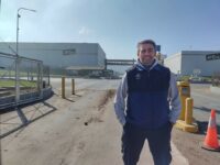 Trabajador se encadenó en las puertas de McCain luego de ser despedido