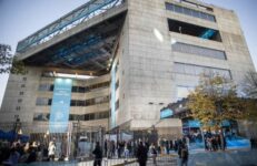 Por el fuerte viento se desprendió parte de la marquesina del Teatro Argentino de La Plata