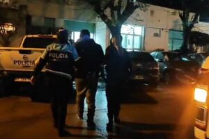 Detienen a un hombre tras robar, golpear a una comerciante y agredir a la policía