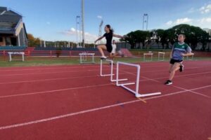 Realizan trabajos de mantenimiento y recuperación en la pista de atletismo “Justo Román”