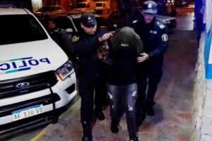 Detienen a un “robaruedas”, mientras que un cómplice logró fugarse