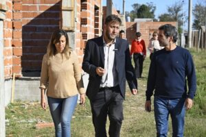 Funcionaros provinciales recorrieron obras de viviendas que se construyen en barrios de la ciudad
