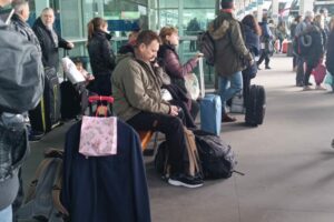 Plusmar dejó varados 50 pasajeros en la terminal: En la CNRT nadie se hace cargo; descontrol