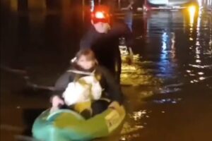 un micro de la línea 522 se quedó en una esquina bajo el agua y los pasajeros fueron rescatados en kayak por personal de Defensa Civil