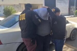 Detienen a dos hombres por el robo millonario a una concesionaria de autos