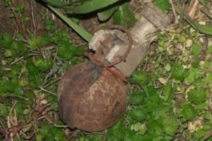 Encontraron una granada en la vereda de un baldío del barrio Florentino Ameghino