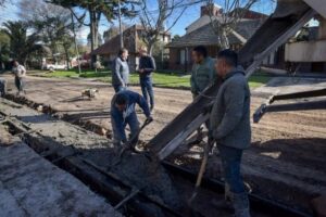 Realizan obras de cordón cuneta en el barrio Estrada